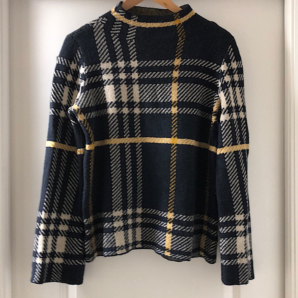 Ann Taylor sweater, size small. Good condition.